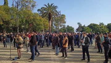 В СУХУМЕ НА  ПЛОЩАДИ ПЕРЕД АБХАЗСКИМ ДРАМАТИЧЕСКИМ ТЕАТРОМ ПРОХОДИТ  МИТИНГ ПРОТЕСТА