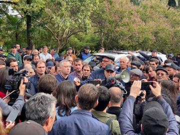 ВИЦЕ-ПРЕЗИДЕНТ И СЕКРЕТАРЬ СОВБЕЗА ПРИЗВАЛИ МИТИНГУЮЩИХ ДОЖДАТЬСЯ РЕЗУЛЬТАТОВ РАССЛЕДОВАНИЯ