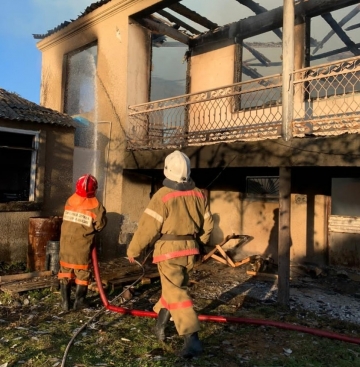 В СЕЛЕ АДЗЮБЖА ОЧАМЧЫРСКОГО РАЙОНА СГОРЕЛ ЖИЛОЙ ДОМ